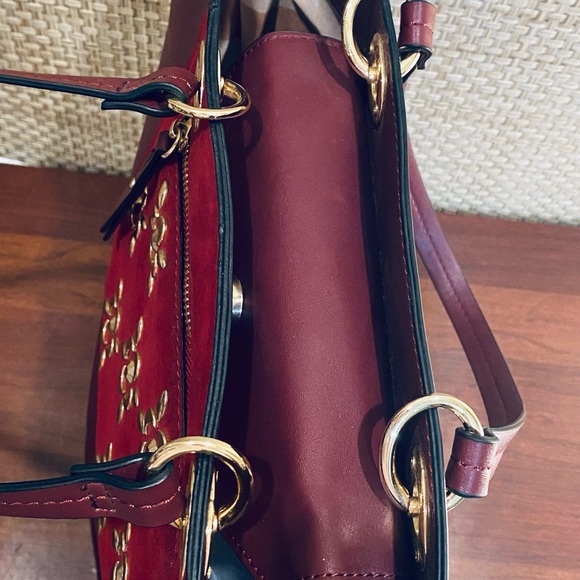 🌟3xHP🌟NWOT Kate Landry Burgundy Faux Leather & Suede Tote w/ Gold Floral - Picture 6 of 13